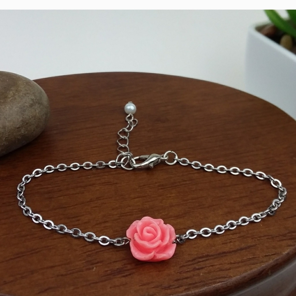 NWT Beautiful Coral Pink Resin Rose Bead Silver Bracelet!!